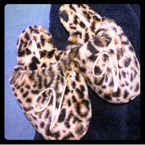 *• LEOPARD VS SLIPPERS •*